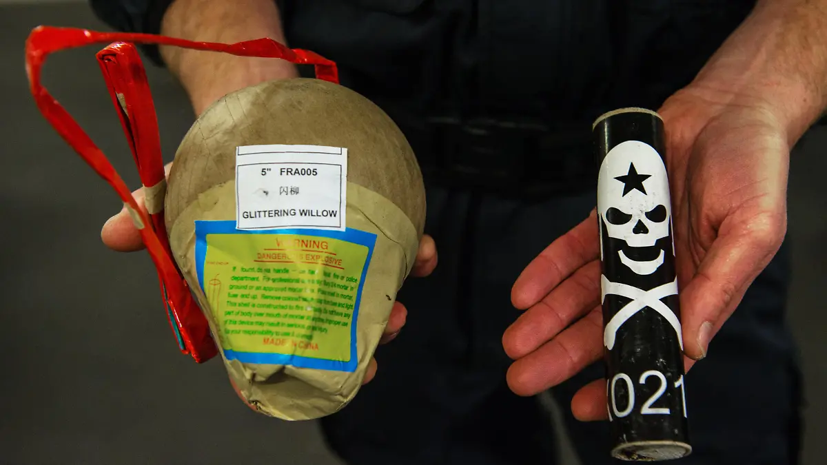 Ein Polizeibeamter vom Landeskriminalamt hält am 07.12.2016 in Mainz (Rheinland-Pfalz) zwei illegalen Feuerwerkskörper, eine Kugelbombe und einen Böller mit Totenkopf, in seinen Händen. Illegale Feuerwerkskörper sind häufig mit wesentlich höheren Sprengstoffmengen gefüllt und können schwere- oder sogar tödliche Verletzungen verursachen. Foto: Andreas Arnold/dpa