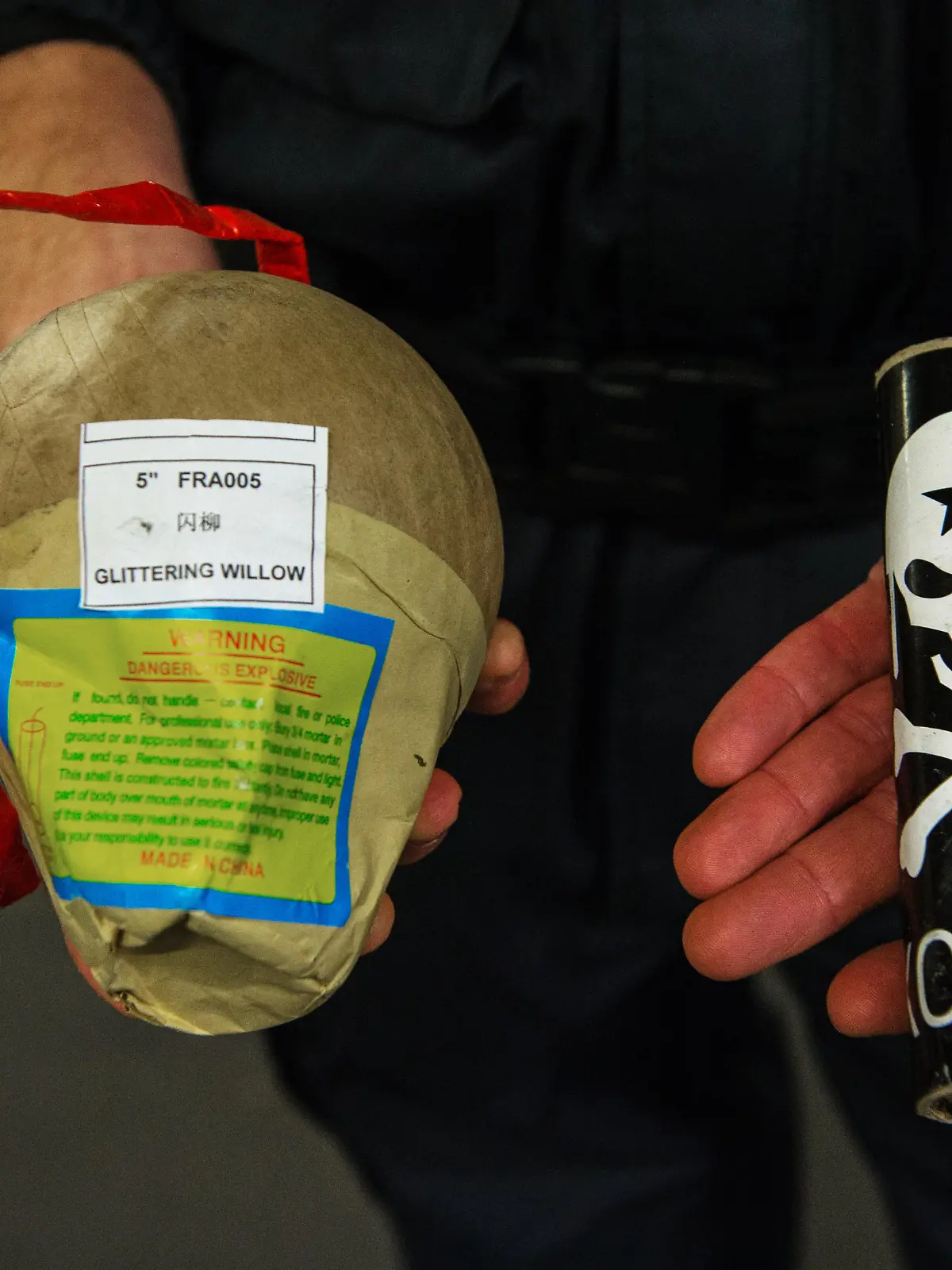 Ein Polizeibeamter vom Landeskriminalamt hält am 07.12.2016 in Mainz (Rheinland-Pfalz) zwei illegalen Feuerwerkskörper, eine Kugelbombe und einen Böller mit Totenkopf, in seinen Händen. Illegale Feuerwerkskörper sind häufig mit wesentlich höheren Sprengstoffmengen gefüllt und können schwere- oder sogar tödliche Verletzungen verursachen. Foto: Andreas Arnold/dpa