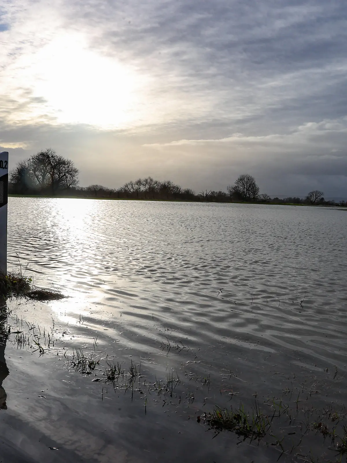 Niedersachsen, Hannover, Hochwasser nach Dauerregen: Pegel der Leine und Ime steigen rapide an, Leine Hochwasser, Bordenau Kreisstraße K 335, *** Lower Saxony, Hanover, floods after continuous rain Levels of the Leine and Ime rise rapidly, Leine floods, Bordenau district road K 335,