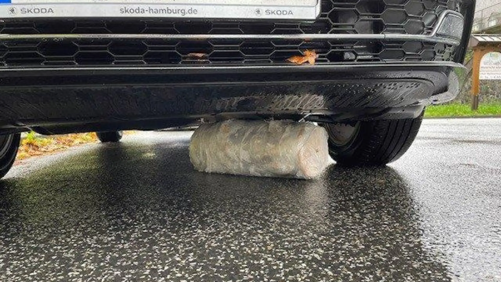 HANDOUT - 21.10.2022, Rheinland-Pfalz, Linz am Rhein: Ein Dönerspieß liegt verkeilt unter einem Auto (beste verfügbare Qualität).    (zu dpa «Dönerspieß verkeilt sich unter Auto») Foto: Polizeiinspektion Linz am Rhein/dpa - ACHTUNG: Nur zur redaktionellen Verwendung im Zusammenhang mit der aktuellen Berichterstattung und nur mit vollständiger Nennung des vorstehenden Credits +++ dpa-Bildfunk +++