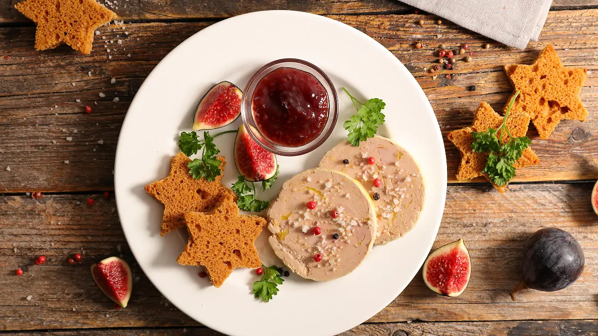 gingerbread toast with slices of foie gras