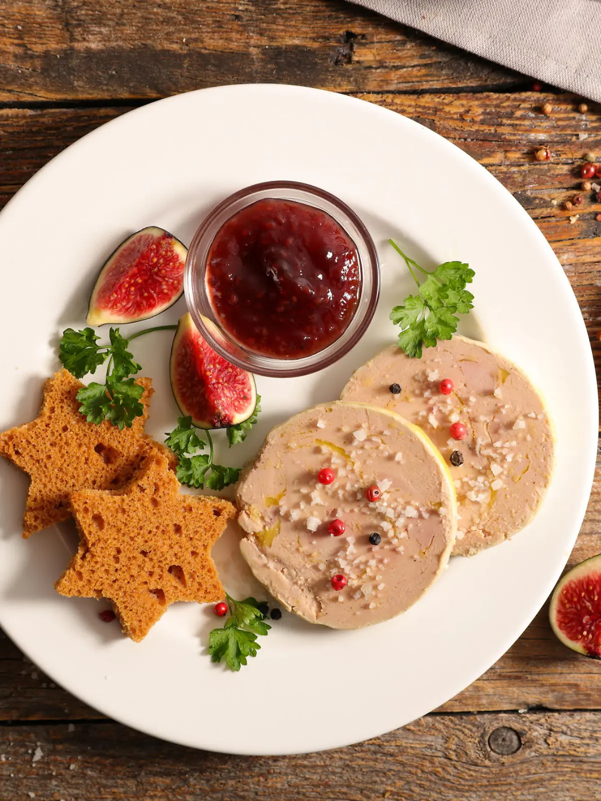 gingerbread toast with slices of foie gras