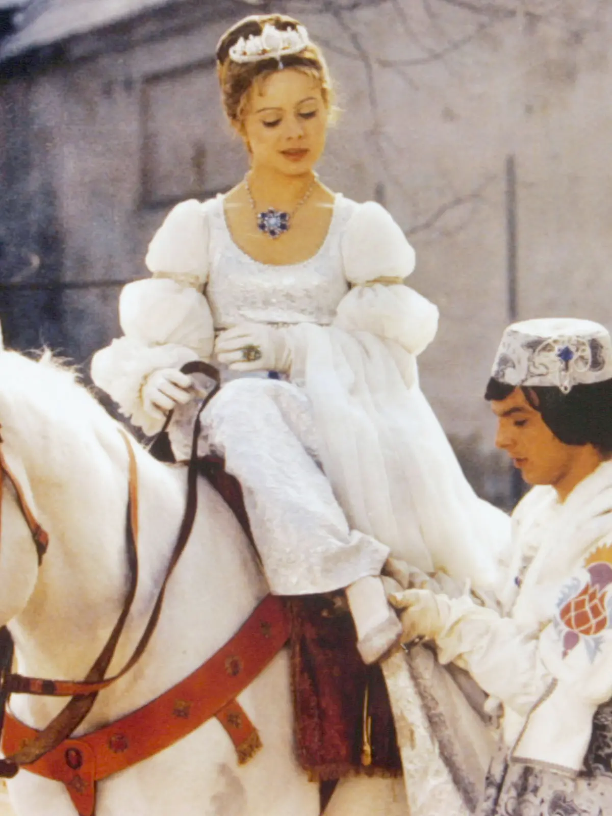 ARCHIV - 24.12.2022, ---: Der Prinz (Pavel Trávnícek) passt Aschenbrödel (Libuse Safránková) den verlorenen Schuh an - eine Szene aus «Drei Haselnüsse für Aschenbrödel» (undatiert). (zu dpa «Jede fünfte Frau ist Hardcore-Fan vom Weihnachts-Aschenbrödel») Foto: -/Degeto/WDR/dpa - ACHTUNG: Nur zur redaktionellen Verwendung im Zusammenhang mit einer Berichterstattung über die Sendung und nur mit vollständiger Nennung des vorstehenden Credits +++ dpa-Bildfunk +++