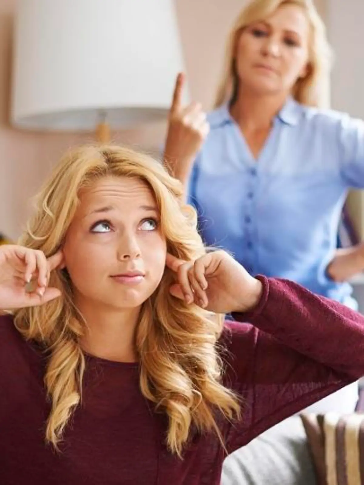 Pubertät ist für Teenager nicht leicht: Mutter streitet sich mit ihrer Tochter.