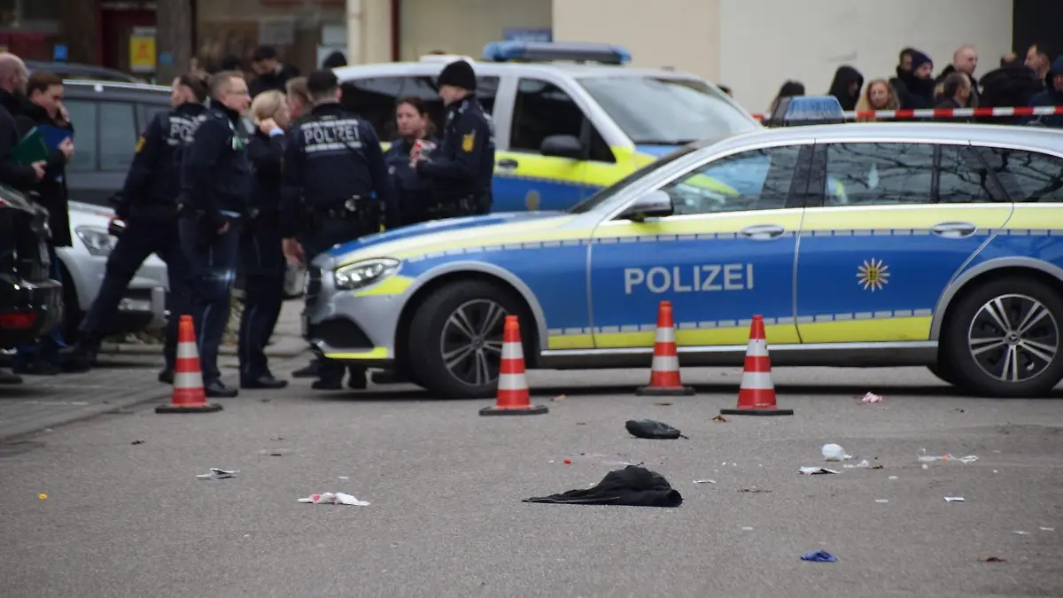 Einsatzkräfte der Polizei sichern den Tatort. Ein mit einem Messer bewaffneter Mann ist in Mannheim von der Polizei erschossen worden. Der 49-Jährige habe zuvor am Samstagmittag den Notruf gewählt, wie die Polizei gemeinsam mit der Staatsanwaltschaft mitteilte. Dabei habe der Mann zugeben, eine Straftat begangen zu haben. Anschließend sei eine Streife mit drei Beamten in den Mannheimer Stadtteil Schönau gefahren, sagte ein Sprecher des Landeskriminalamtes (LKA). Der 49-Jährige habe demnach mit einem Messer bewaffnet auf der Straße gewartet und die Beamten bedroht. Im anschließenden Verlauf schossen die Polizeibeamten auf den Mann. Dadurch wurde der 49-Jährige tödlich verletzt.