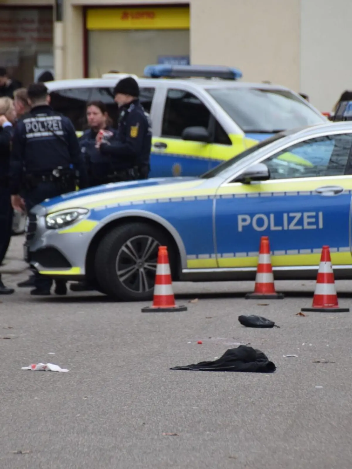 Einsatzkräfte der Polizei sichern den Tatort. Ein mit einem Messer bewaffneter Mann ist in Mannheim von der Polizei erschossen worden. Der 49-Jährige habe zuvor am Samstagmittag den Notruf gewählt, wie die Polizei gemeinsam mit der Staatsanwaltschaft mitteilte. Dabei habe der Mann zugeben, eine Straftat begangen zu haben. Anschließend sei eine Streife mit drei Beamten in den Mannheimer Stadtteil Schönau gefahren, sagte ein Sprecher des Landeskriminalamtes (LKA). Der 49-Jährige habe demnach mit einem Messer bewaffnet auf der Straße gewartet und die Beamten bedroht. Im anschließenden Verlauf schossen die Polizeibeamten auf den Mann. Dadurch wurde der 49-Jährige tödlich verletzt.