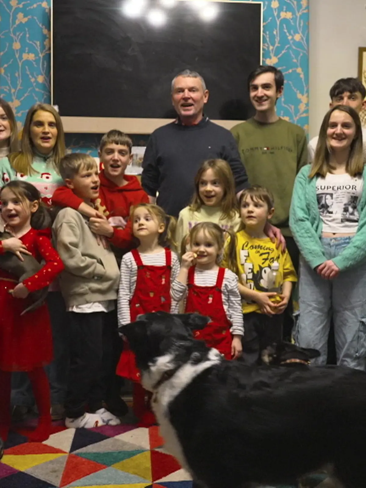 Sue und Noel Radford sind die Eltern von 22 Kindern, die Großeltern von zehn Enkeln und dann wären da noch die Familienhunde – sieben an der Zahl. Nicht umsonst sind sie die größte Familie Englands! Man kann sich nur zu gut vorstellen, was es bedeutet, für diese Rasselbande ein Weihnachtsfest zu organisieren: eine Menge Stress! Und in genau diesen Vorweihnachtsstress platzen wir hinein. Denn RTL darf die Großfamilie eine Woche vor Weihnachten im heimischen Morecambe in der Grafschaft Lancashire besuchen. Und dabei verrät uns Mutter Sue unglaubliche Zahlen rund um das Weihnachtsfest mit 22 Kindern: So brauche sie rund 30 Stunden – wenn nicht mehr –, um alle Geschenke für ihre Rasselbande einzupacken. Und pro Kind plane das Paar mit rund 450 Euro nur für Weihnachtsgeschenke. Im Video verraten sie, wie sie sich das leisten können.