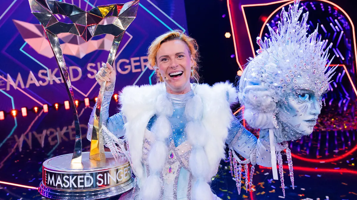 23.12.2023, Nordrhein-Westfalen, Köln: Jennifer Weist, Sängerin der Band Jennifer Rostock, steht als enttarnte Figur ·Die Eisprinzessin· im Finale der Prosieben-Show ·The Masked Singer· auf der Bühne. Sie gewann die 9. Staffel. Foto: Rolf Vennenbernd/dpa +++ dpa-Bildfunk +++