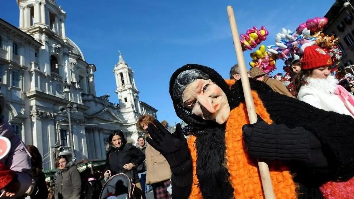 In Italien befüllt die Hexe Befana Kindersocken mit Süßigkeiten und Geschenken. Foto: EPA/Claudio Onorati