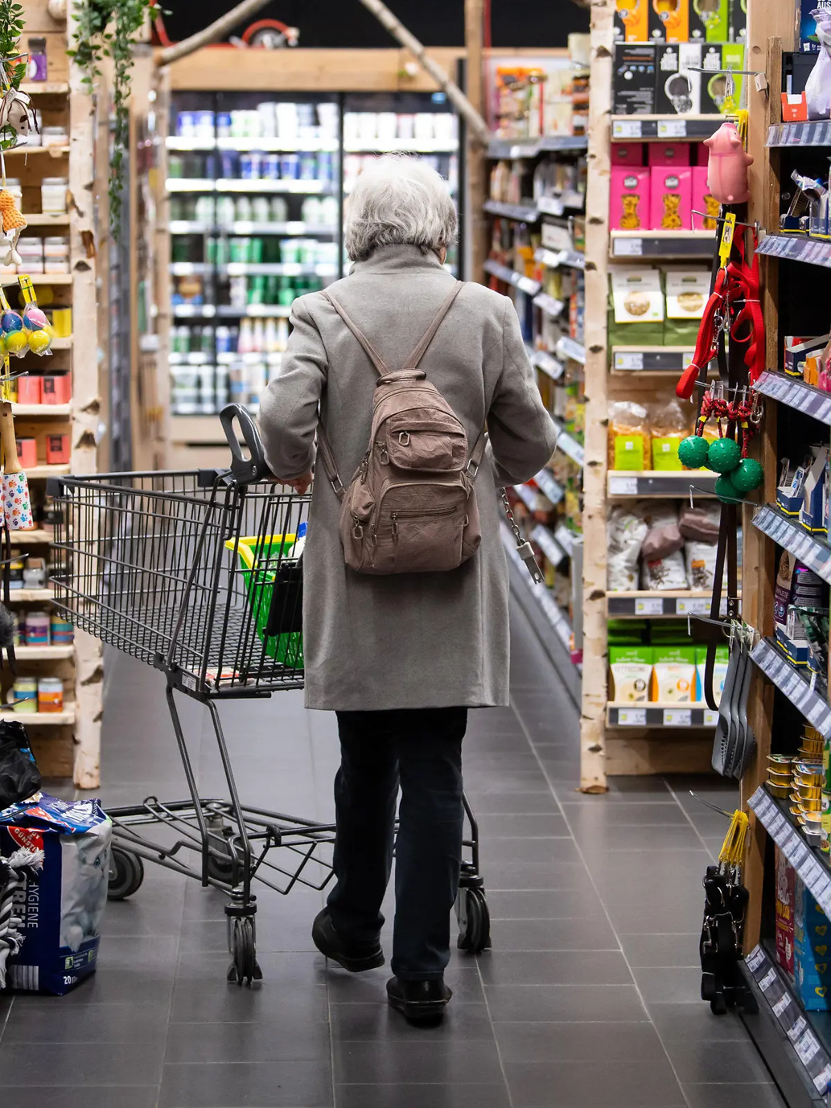 ARCHIV - 31.03.2022, Bayern, Neubiberg: Eine Frau geht mit ihrem Einkaufswagen durch einen Supermarkt. Die Menschen in Deutschland müssen für Lebensmittel in den nächsten Monaten wahrscheinlich noch einmal deutlich mehr bezahlen. (Zu dpa «Studie: Lebensmittelpreise dürften 2022 um über 10 Prozent steigen») Foto: Sven Hoppe/dpa +++ dpa-Bildfunk +++