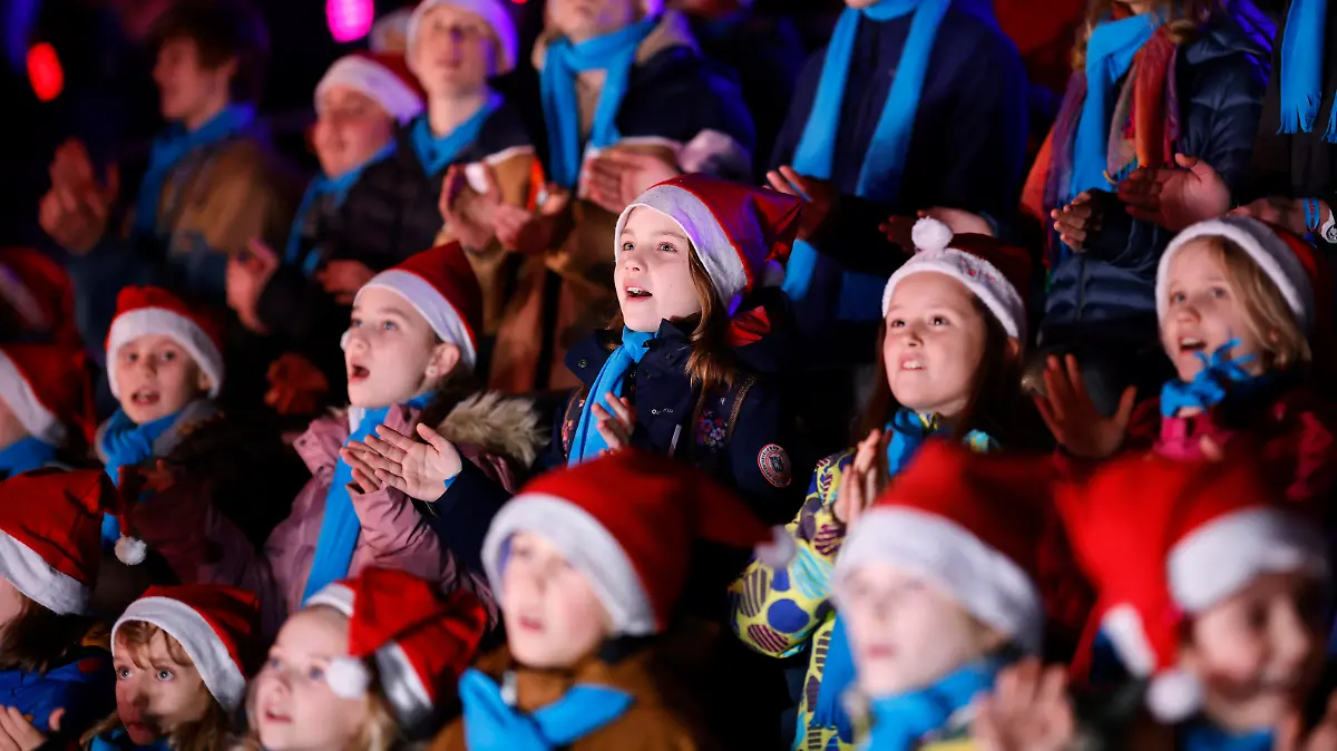Der Kinderchor Lucky Kids bei dem Mitsing-Konzert 'Loss mer Weihnachtsleeder singe' im RheinEnergieStadion. Köln, 23.12.2022