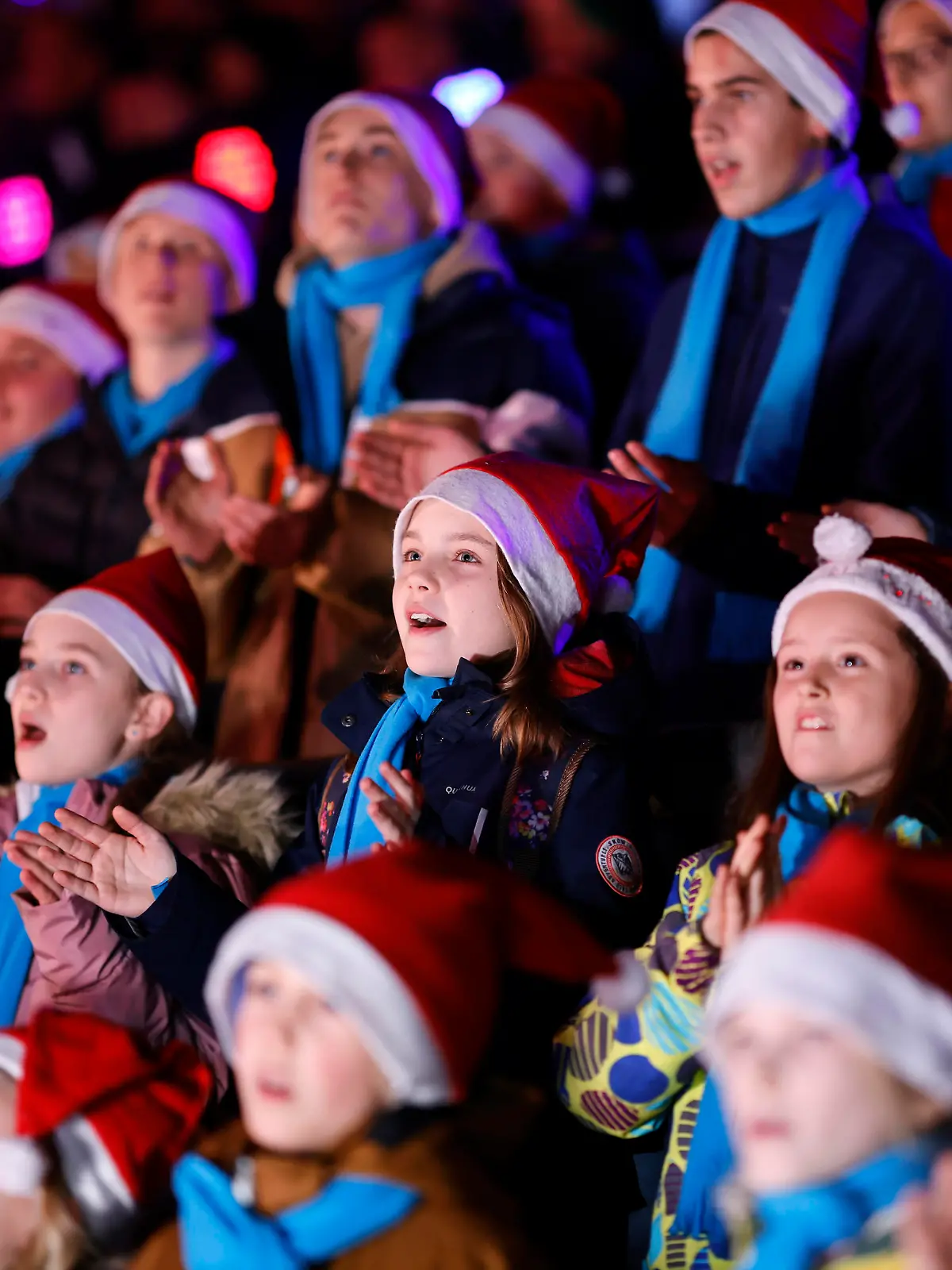 Der Kinderchor Lucky Kids bei dem Mitsing-Konzert 'Loss mer Weihnachtsleeder singe' im RheinEnergieStadion. Köln, 23.12.2022
