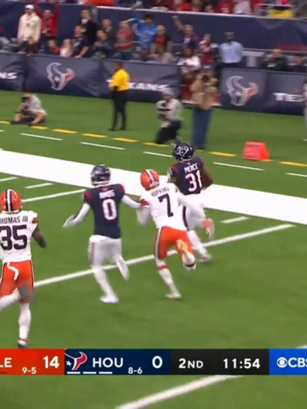 Dieser Punt ging nach Hinten los! An der eigenen Endzone fängt Dameon Pierce den Punt der Cleveland Browns und fasst sich ein Herz. Der NFL-Profi der Houston Texans flutscht jedem Verteidiger durch die Finger und schafft es in die Endzone. TOUCHDOWN! Und was für einer!