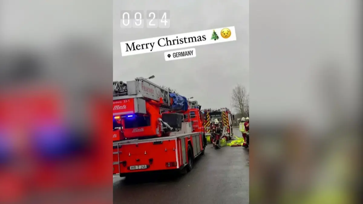 Ein Feuerwehrauto im Einsatz.