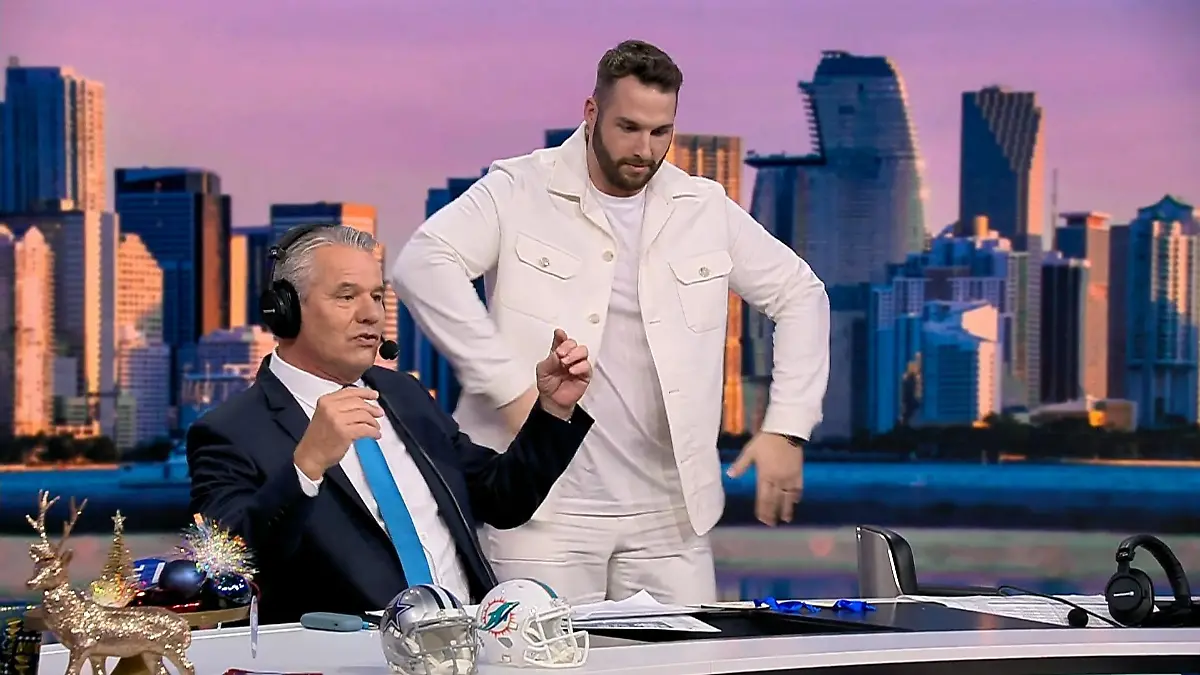 So schnell wird aus Jan Stecker, The Notorious J.A.N.!

Extra für Weihnachten hat sich der RTL-NFL-Experte etwas einfallen lassen. Das der Ex-Quarterback nicht nur Wumms im Arm, sondern auch auf den Stimmbändern hat, beweist er eindrucksvoll! 