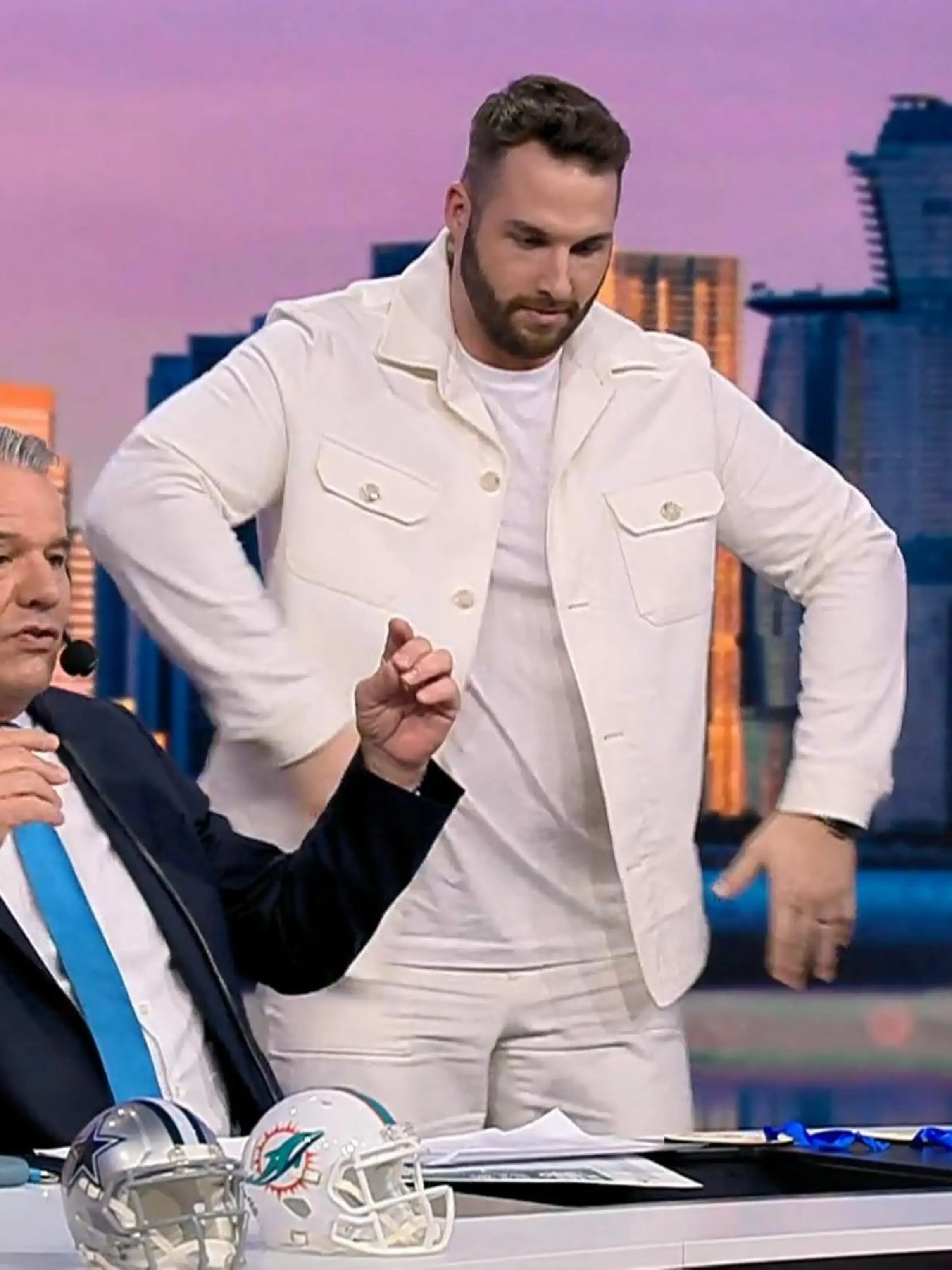 So schnell wird aus Jan Stecker, The Notorious J.A.N.!

Extra für Weihnachten hat sich der RTL-NFL-Experte etwas einfallen lassen. Das der Ex-Quarterback nicht nur Wumms im Arm, sondern auch auf den Stimmbändern hat, beweist er eindrucksvoll! 