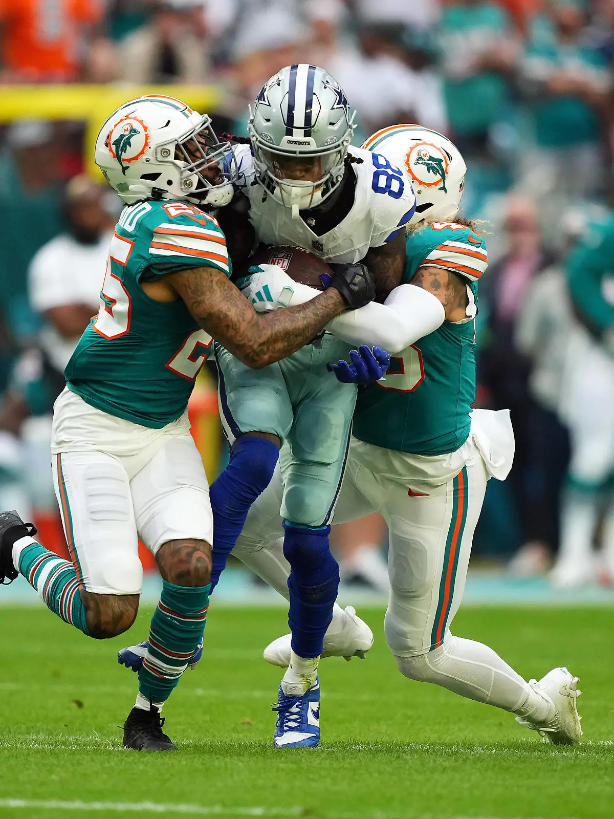 NFL, American Football Herren, USA Dallas Cowboys at Miami Dolphins Dec 24, 2023 Miami Gardens, Florida, USA Miami Dolphins cornerback Xavien Howard 25 and linebacker Duke Riley 45 tackle Dallas Cowboys wide receiver CeeDee Lamb 88 during the first half at Hard Rock Stadium. Miami Gardens Hard Rock Stadium Florida USA, EDITORIAL USE ONLY PUBLICATIONxINxGERxSUIxAUTxONLY Copyright: xJasenxVinlovex 20231224_jfv_bv1_035