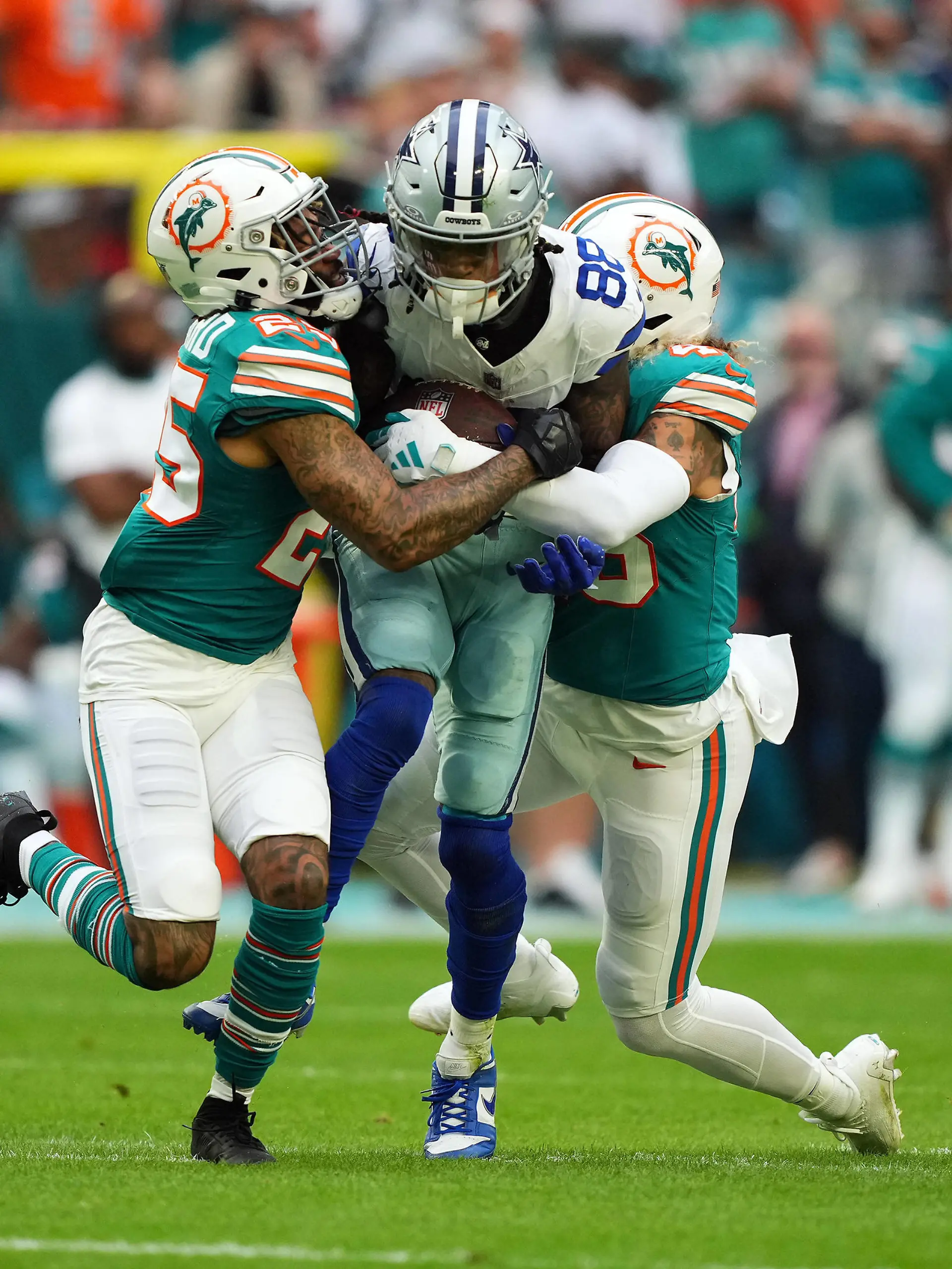 NFL, American Football Herren, USA Dallas Cowboys at Miami Dolphins Dec 24, 2023 Miami Gardens, Florida, USA Miami Dolphins cornerback Xavien Howard 25 and linebacker Duke Riley 45 tackle Dallas Cowboys wide receiver CeeDee Lamb 88 during the first half at Hard Rock Stadium. Miami Gardens Hard Rock Stadium Florida USA, EDITORIAL USE ONLY PUBLICATIONxINxGERxSUIxAUTxONLY Copyright: xJasenxVinlovex 20231224_jfv_bv1_035