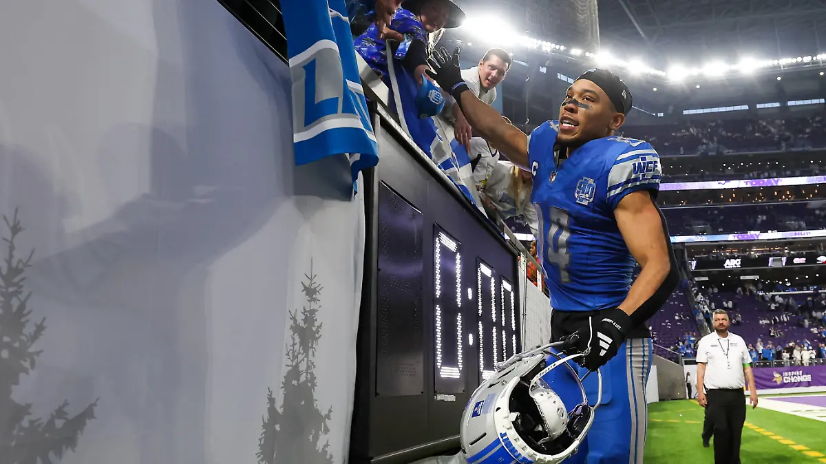 NFL, American Football Herren, USA Detroit Lions at Minnesota Vikings Dec 24, 2023 Minneapolis, Minnesota, USA Detroit Lions wide receiver Amon-Ra St. Brown 14 celebrates the win against the Minnesota Vikings after the game at U.S. Bank Stadium. With the win the Detroit Lions clinched the NFC North. Minneapolis U.S. Bank Stadium Minnesota USA, EDITORIAL USE ONLY PUBLICATIONxINxGERxSUIxAUTxONLY Copyright: xMattxKrohnx 20231224_tbs_hw1_185