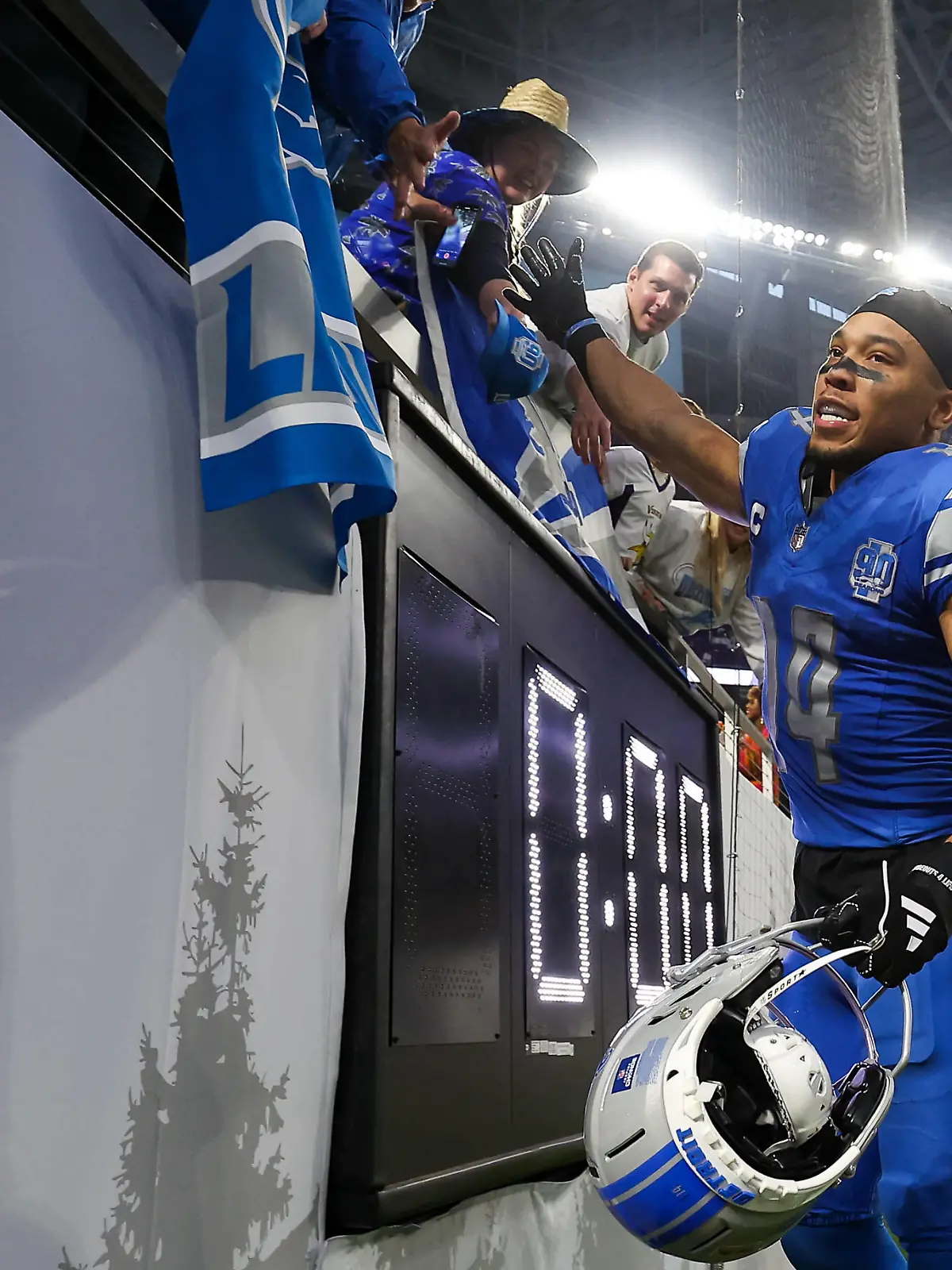 NFL, American Football Herren, USA Detroit Lions at Minnesota Vikings Dec 24, 2023 Minneapolis, Minnesota, USA Detroit Lions wide receiver Amon-Ra St. Brown 14 celebrates the win against the Minnesota Vikings after the game at U.S. Bank Stadium. With the win the Detroit Lions clinched the NFC North. Minneapolis U.S. Bank Stadium Minnesota USA, EDITORIAL USE ONLY PUBLICATIONxINxGERxSUIxAUTxONLY Copyright: xMattxKrohnx 20231224_tbs_hw1_185