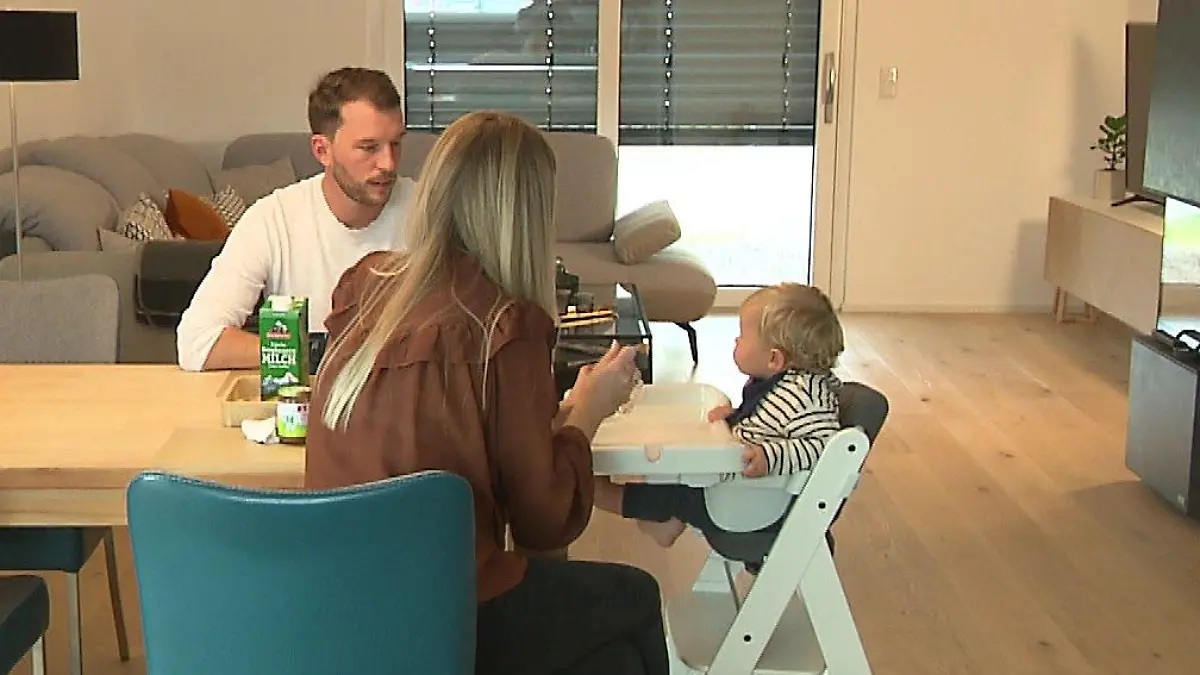 Familie Lehnerer und der kleine Nico suchen vergeblich nach einem Kitaplatz. Die Bertelsmann-Studie verspricht wenig Hoffnungen für das kommende Jahr.