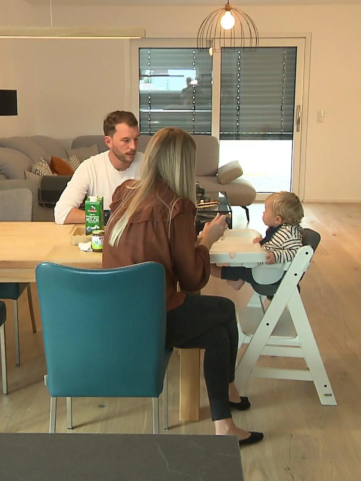 Familie Lehnerer und der kleine Nico suchen vergeblich nach einem Kitaplatz. Die Bertelsmann-Studie verspricht wenig Hoffnungen für das kommende Jahr.