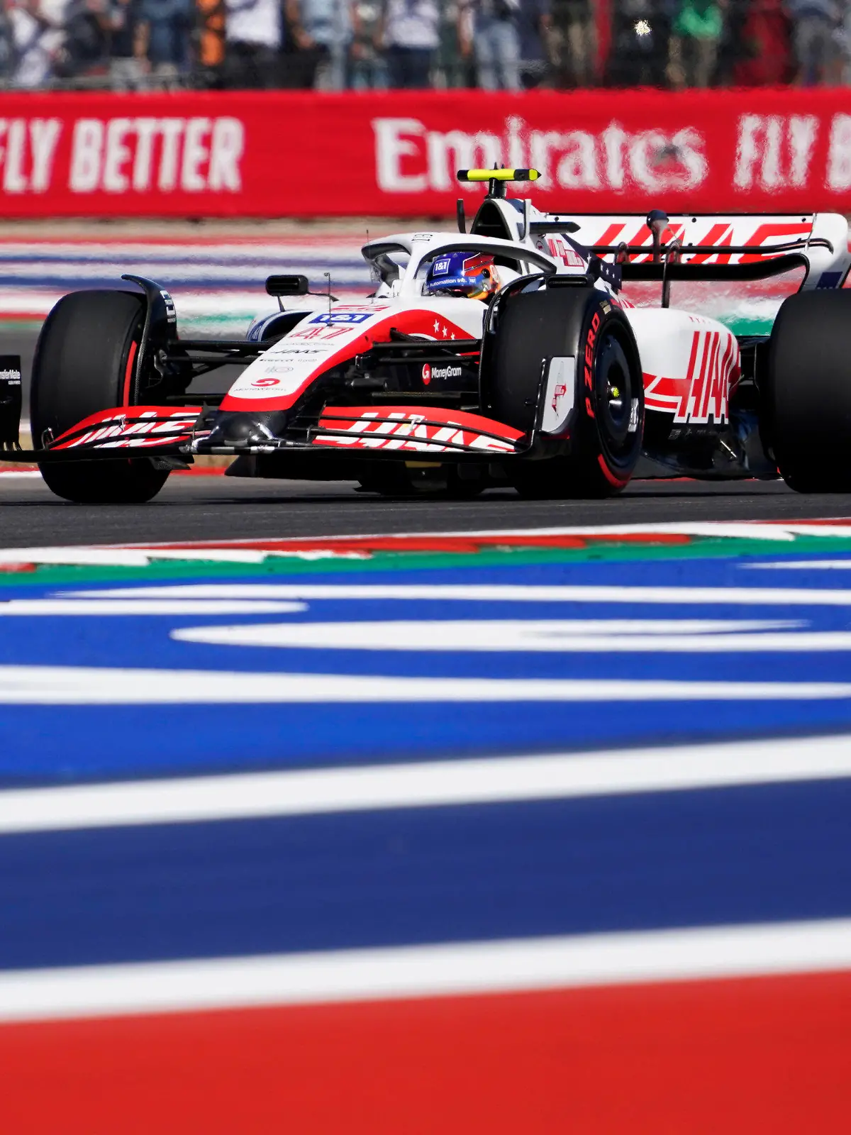 21.10.2022, USA, Austin: Motorsport: Formel-1-Weltmeisterschaft, Grand Prix der USA auf dem Circuit of the Americas; 1. Freies Training: Der deutsche Haas-Pilot Mick Schumacher fährt . Foto: Charlie Neibergall/AP/dpa +++ dpa-Bildfunk +++