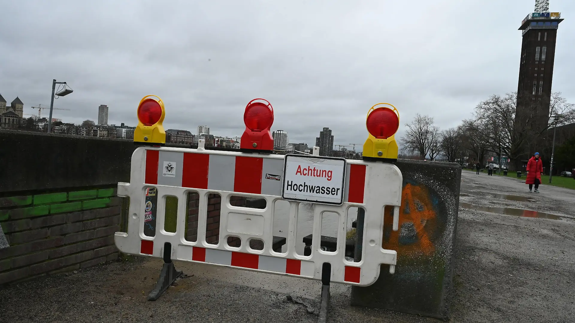 Warnschild Achtung Hochwasser und Absperrung Rhein Hochwasser in Köln *** Warning sign Attention flood and barrier Rhine flood in Cologne