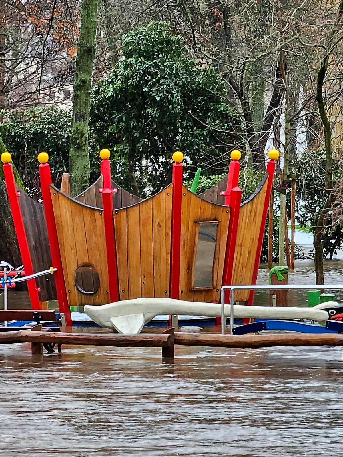 Hochwasser 24.12.2023, Chemnitz, Wetter, Hochwasser Durch anhaltenden Regen und Tauwetter sind die Pegelstände der Flüsse in Chemnitz und Umgebung stark angestiegen. In der Nacht wurde über Sirenen Hochwasseralarm ausgegeben. Für die Flüsse Würschnitz und Chemnitz galt am Sonntagmorgen die Hochwasserwarnstufe drei. Es kann zu Überflutungen kommen. Die Feuerwehr ist im Dauereinsatz. Am Chemnitzer Schloßteich wurde die Schloßteichinsel teilweise überflutet.Davon ist auch der Spielplatz betroffen. Chemnitz Sachsen BRD *** Flood 24 12 2023, Chemnitz, weather, flood Due to persistent rain and thawing weather, the water levels of the rivers in Chemnitz and the surrounding area have risen sharply During the night, a flood alert was issu