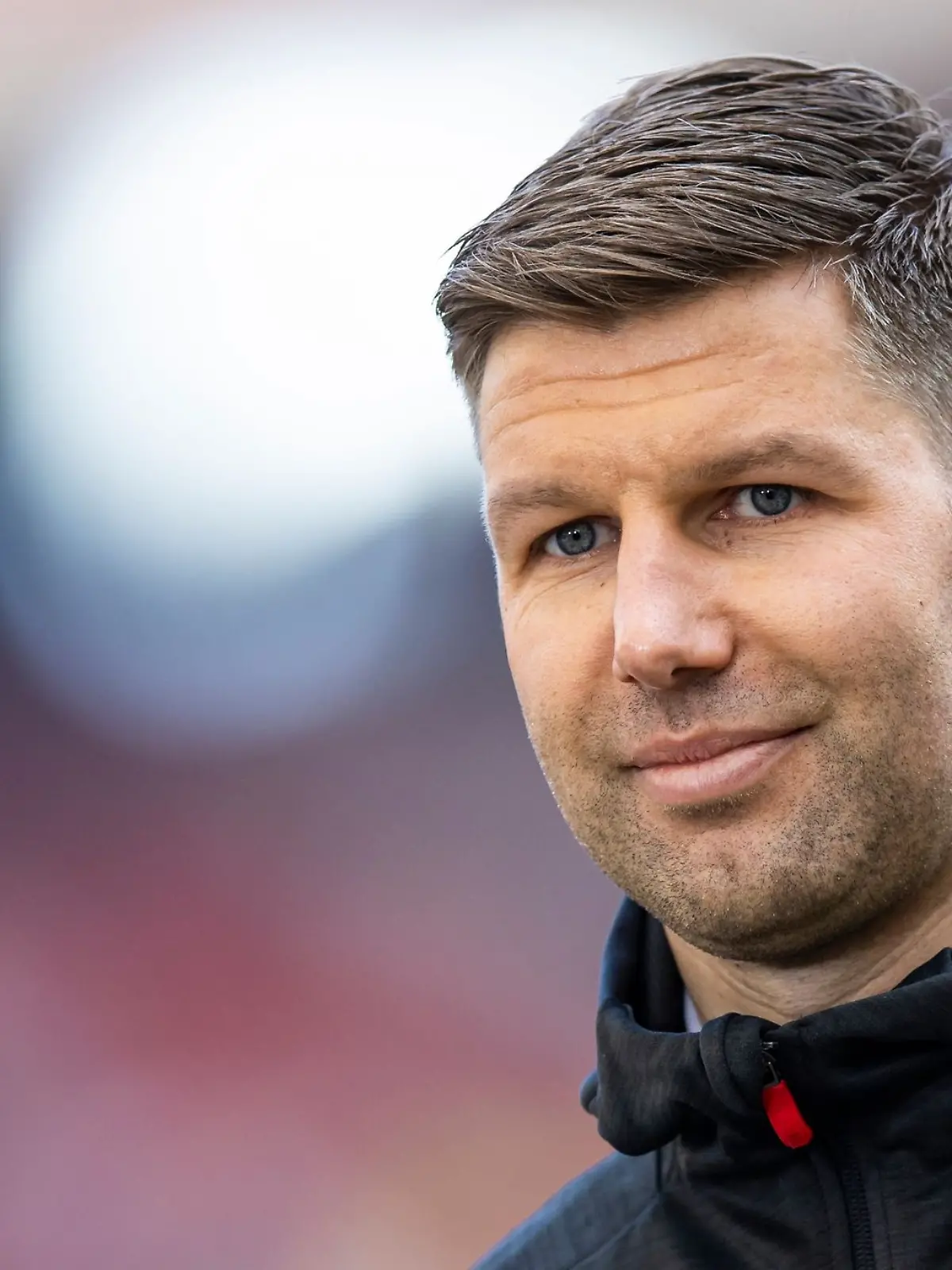Thomas Hitzlsperger, Vorstandsvorsitzender des VfB Stuttgart, steht vor einem Spiel im Stadion.