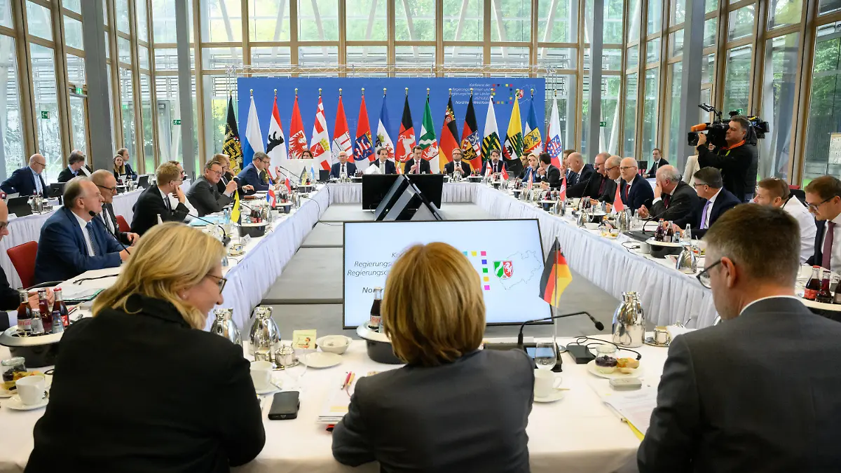 28.09.2022, Berlin: Die Regierungschefs der Länder treffen sich zur Ministerpräsidentenkonferenz (MPK) in der NRW-Landesvertretung. Wegen der Corona-Infektion von Bundeskanzler Scholz wurde das anschließende Treffen der Vorsitzenden der Landesregierungen mit der Bundesregierung auf den 04.10.2022 verschoben. Foto: Bernd von Jutrczenka/dpa +++ dpa-Bildfunk +++