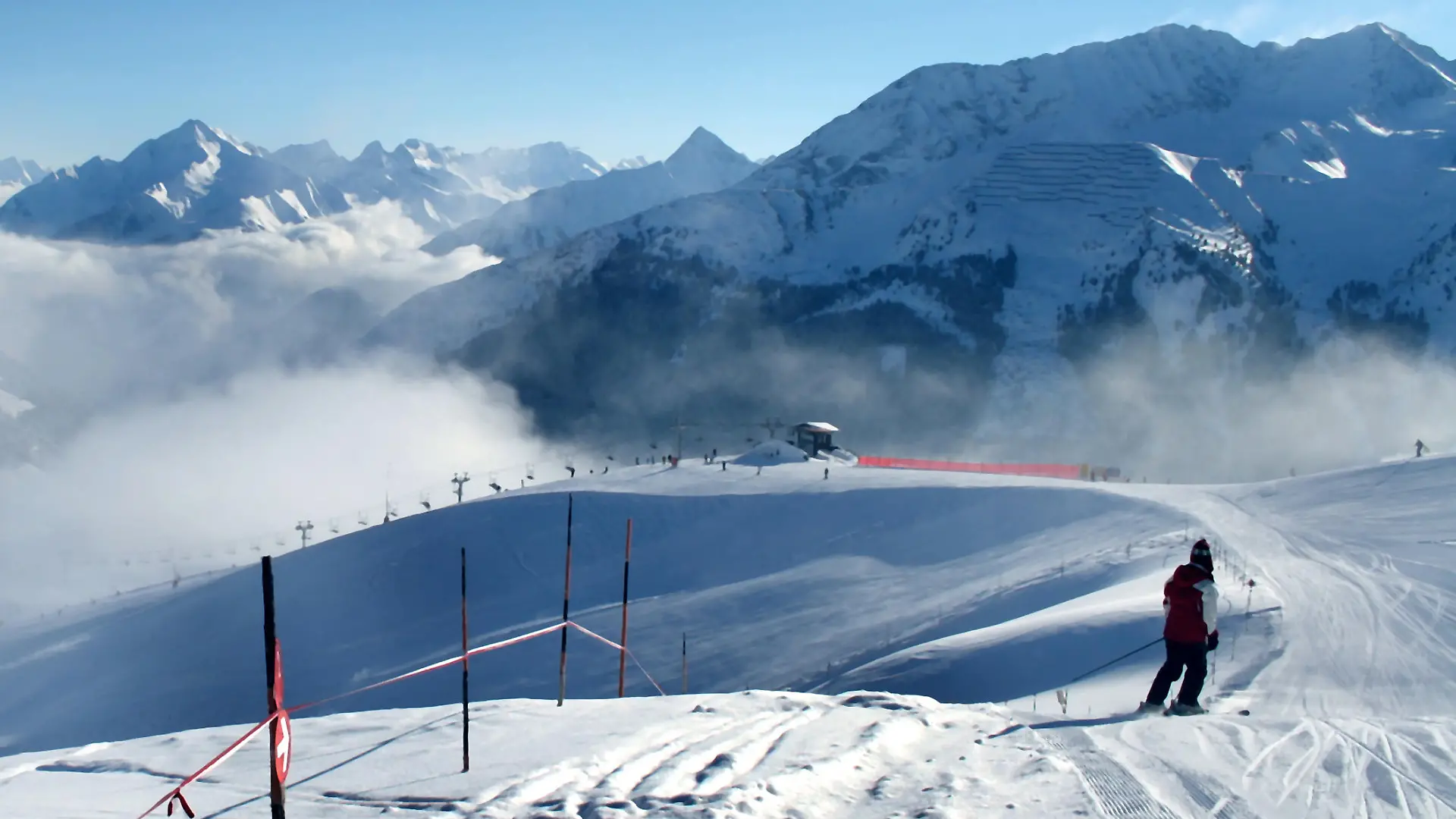 Eine Skiabfahrt mit einer Pistentafel an der Eggalm nahe Tux-Lanersbach im österreichischen Zillertal, aufgenommen am 27.01.2006 . Viele Liftanlagen sorgen im fast 90 Pistenkilometer umfassenden Skigebiet der Tuxer Gletscherrunde für problemlosen Wechsel von einer Abfahrt zu anderen. Foto: Andreas Engelhardt +++(c) dpa - Report+++