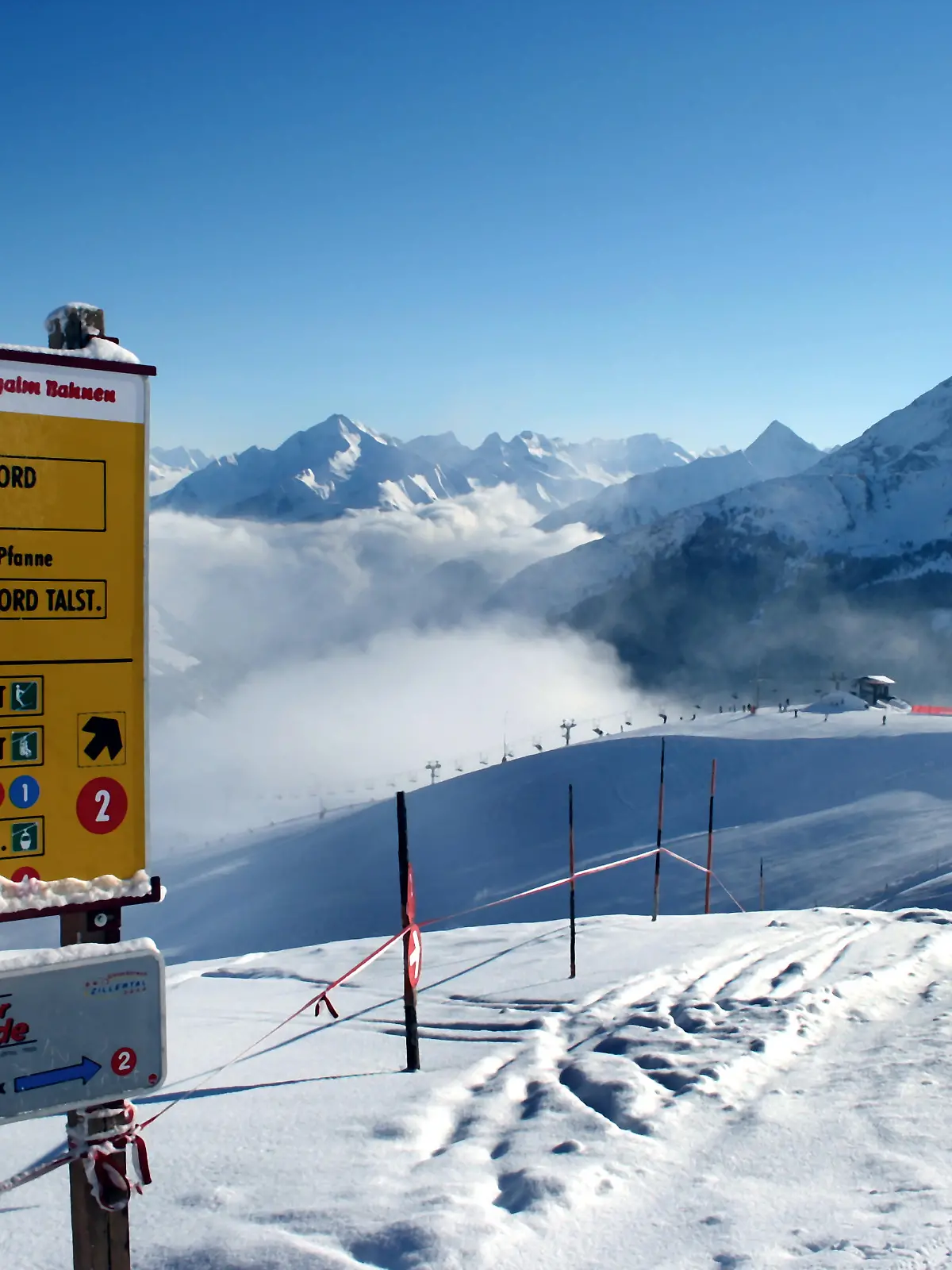 Eine Skiabfahrt mit einer Pistentafel an der Eggalm nahe Tux-Lanersbach im österreichischen Zillertal, aufgenommen am 27.01.2006 . Viele Liftanlagen sorgen im fast 90 Pistenkilometer umfassenden Skigebiet der Tuxer Gletscherrunde für problemlosen Wechsel von einer Abfahrt zu anderen. Foto: Andreas Engelhardt +++(c) dpa - Report+++