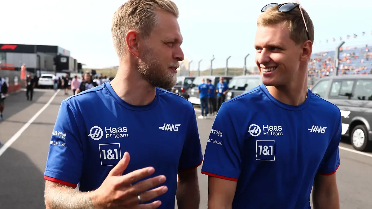 F1 Grand Prix Of The Netherlands Practice Kevin Magnussen and Mick Schumacher of Haas before the practice ahead of the Formula 1 Grand Prix of The Netherlands at Zandvoort circuit, Netherlands on September 2, 2022. Zandvoort Netherlands PUBLICATIONxNOTxINxFRA Copyright: xJakubxPorzyckix originalFilename:porzycki-f1grandp220902_npkF6.jpg