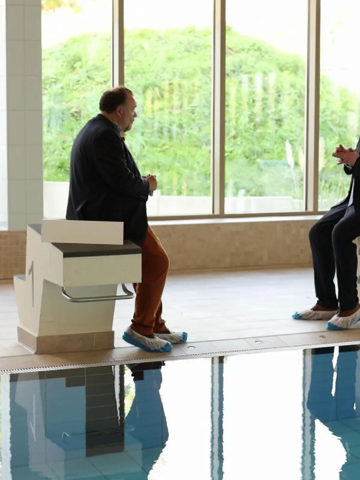 Bürgermeister Daniel Hartmann (r.) erklärt RTL-Reporter Thomas Präkelt die Probleme des städtischen Schwimmbades.