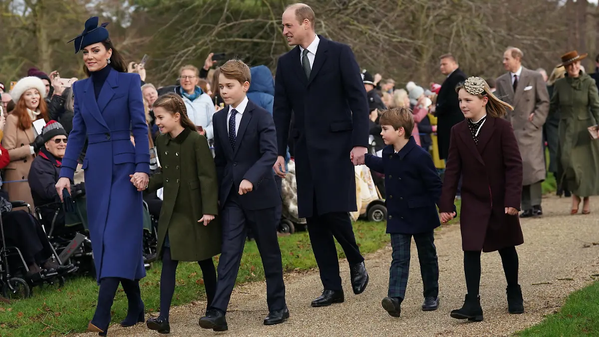 25.12.2023, Großbritannien, Sandringham: Kate (l-r), Prinzessin von Wales, Prinzessin Charlotte, Prinz George, William, Prinz von Wales, Prinz Louis und Mia Tindall kommen am Weihnachtsmorgen zum Gottesdienst in der  Kirche St. Mary Magdalene. Die britischen Royals haben zu Weihnachten traditionell gemeinsam den Gottesdienst besucht. Foto: Joe Giddens/PA Wire/dpa +++ dpa-Bildfunk +++