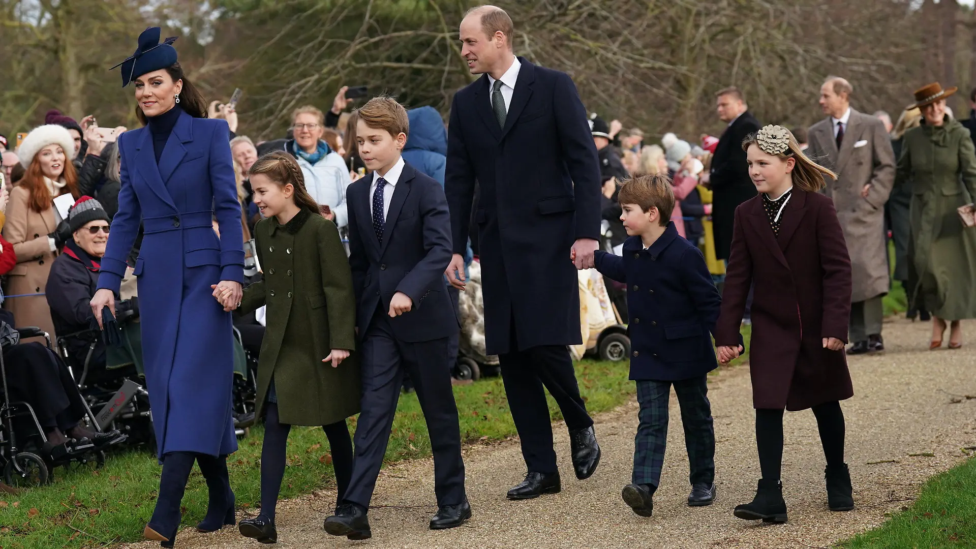 25.12.2023, Großbritannien, Sandringham: Kate (l-r), Prinzessin von Wales, Prinzessin Charlotte, Prinz George, William, Prinz von Wales, Prinz Louis und Mia Tindall kommen am Weihnachtsmorgen zum Gottesdienst in der  Kirche St. Mary Magdalene. Die britischen Royals haben zu Weihnachten traditionell gemeinsam den Gottesdienst besucht. Foto: Joe Giddens/PA Wire/dpa +++ dpa-Bildfunk +++