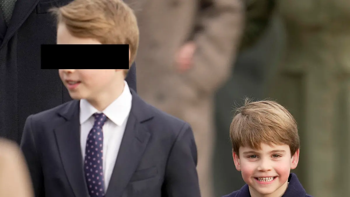 25.12.2023, Großbritannien, Sandringham: Prinz George (l-r), Prinz Louis und Mia Tindall kommen Hand in Hand am Weihnachtsmorgen zum Gottesdienst in der Kirche St. Mary Magdalene. Die britischen Royals haben zu Weihnachten traditionell gemeinsam den Gottesdienst besucht. Foto: Kin Cheung/AP/dpa +++ dpa-Bildfunk +++