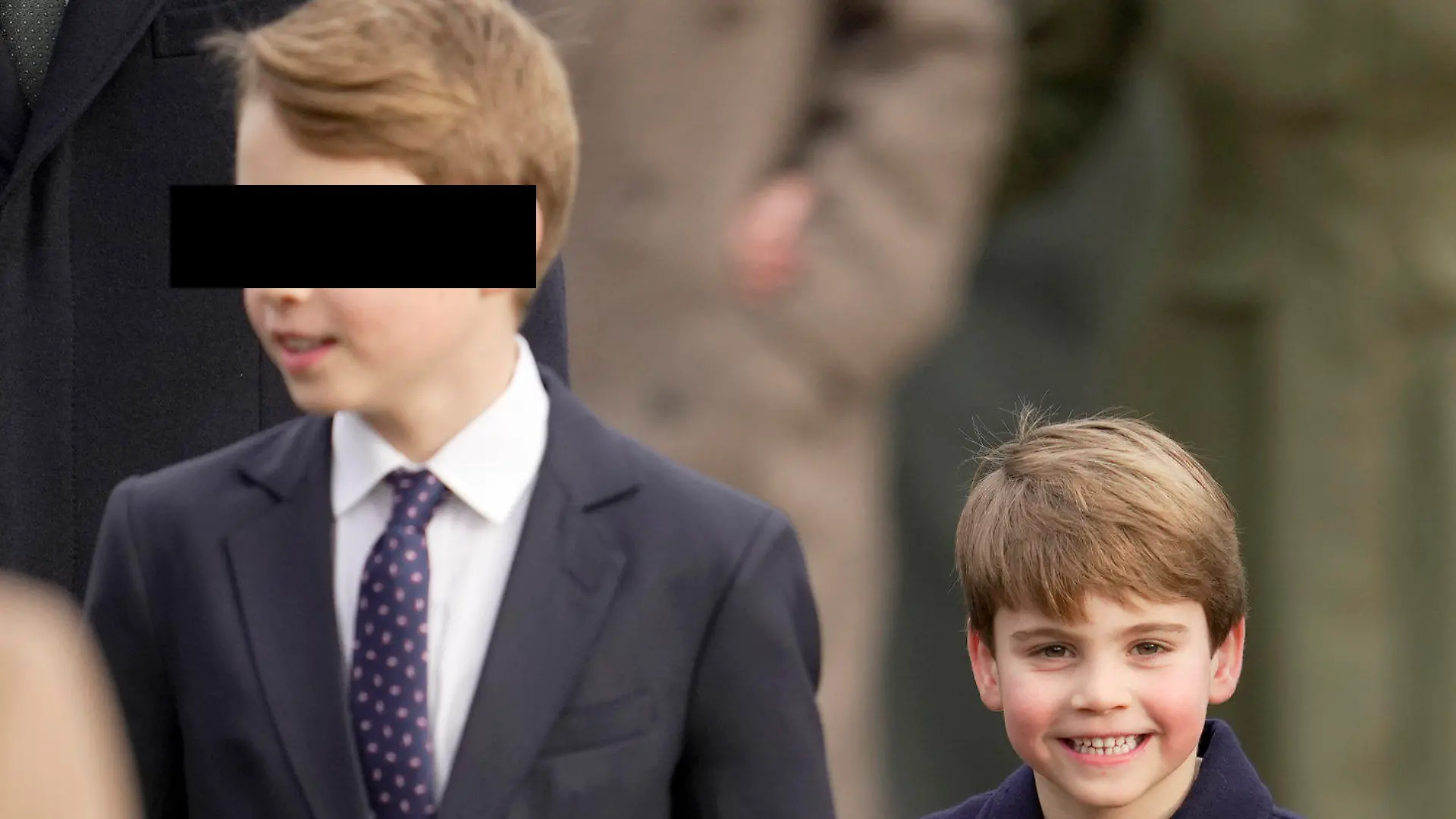 25.12.2023, Großbritannien, Sandringham: Prinz George (l-r), Prinz Louis und Mia Tindall kommen Hand in Hand am Weihnachtsmorgen zum Gottesdienst in der  Kirche St. Mary Magdalene. Die britischen Royals haben zu Weihnachten traditionell gemeinsam den Gottesdienst besucht. Foto: Kin Cheung/AP/dpa +++ dpa-Bildfunk +++
