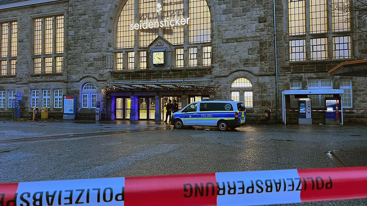 25.12.2023, Nordrhein-Westfalen, Bielefeld: Einsätzkräfte der Polizei stehen vor dem Bielefelder Hauptbahnhof. Wegen eines größeren Polizeieinsatzes ist der Bielefelder Hauptbahnhof weiträumig abgesperrt worden. Foto: Christian Müller/Wetfalennews/dpa +++ dpa-Bildfunk +++