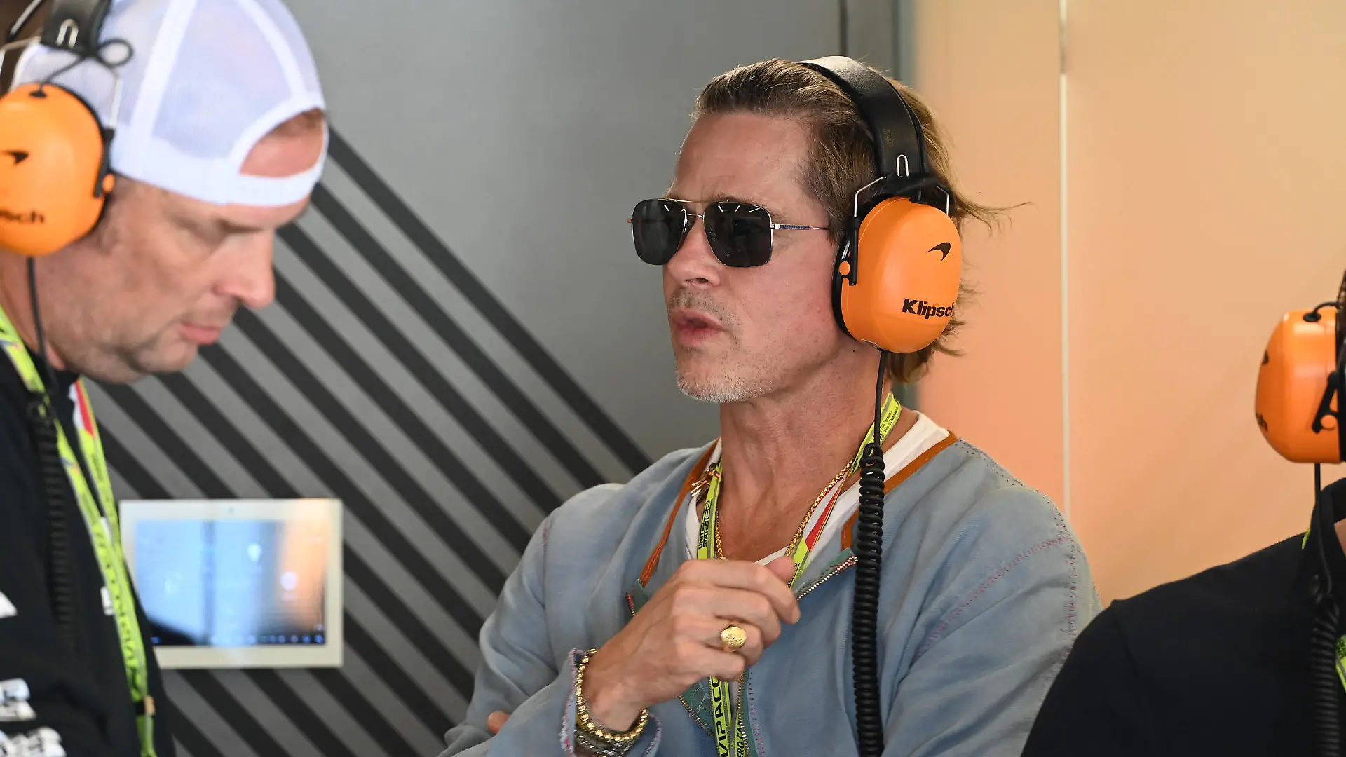 Formula 1 2022: United States GP CIRCUIT OF THE AMERICAS, UNITED STATES OF AMERICA - OCTOBER 21: Hollywood movie star Brad Pitt at the McLaren garage during the United States GP at Circuit of the Americas on Friday October 21, 2022 in Austin, United States of America. Photo by Mark Sutton / Sutton Images Images PUBLICATIONxINxGERxSUIxAUTxHUNxONLY GP2219_202456DSC_8873