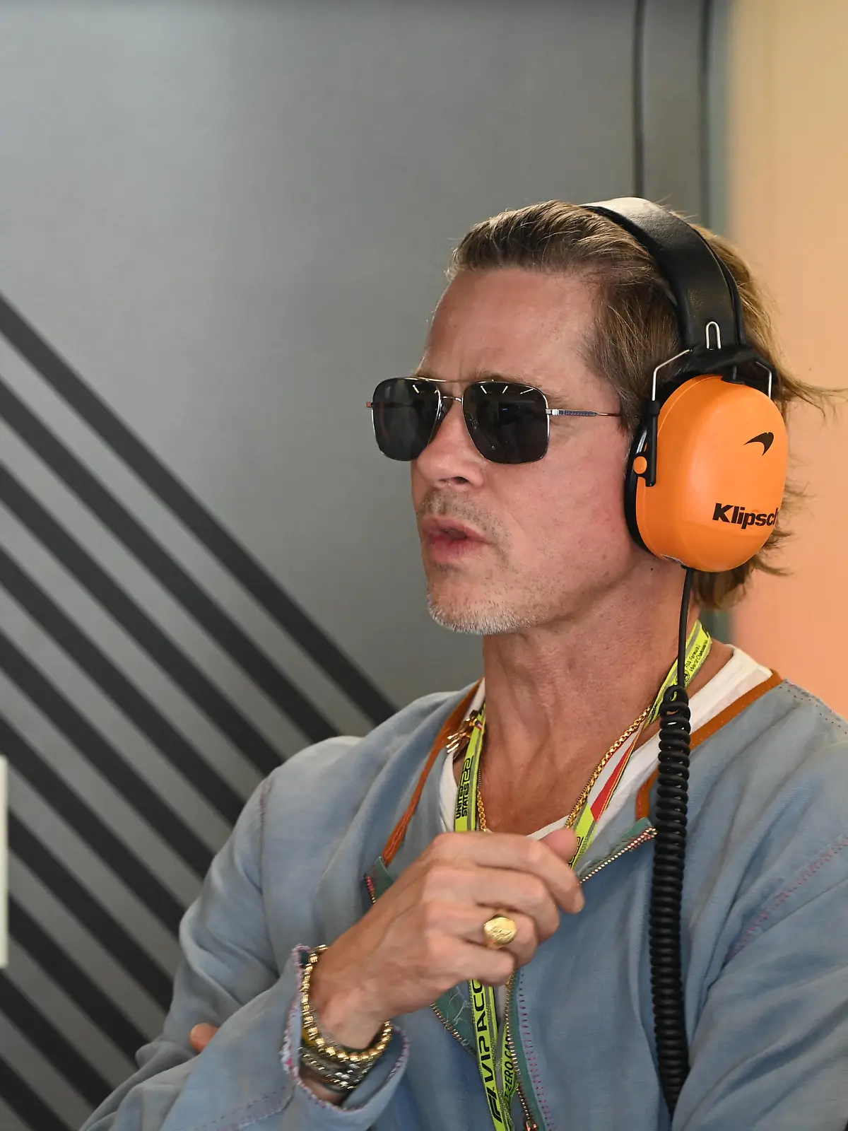  Formula 1 2022: United States GP CIRCUIT OF THE AMERICAS, UNITED STATES OF AMERICA - OCTOBER 21: Hollywood movie star Brad Pitt at the McLaren garage during the United States GP at Circuit of the Americas on Friday October 21, 2022 in Austin, United States of America. Photo by Mark Sutton / Sutton Images Images PUBLICATIONxINxGERxSUIxAUTxHUNxONLY GP2219_202456DSC_8873
