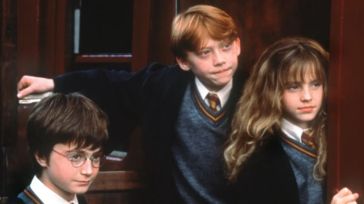 Voller Erwartung stehen die Zauberlehrlinge Harry Potter (Daniel Radcliffe, l), Ron Weasley (Rupert Grint) und Hermine Granger (Emma Watson) im neuen Kinofilm "Harry Potter und der Stein der Weisen" an der Tür zur Hogwarts-Schule für Zauberkunst (Szenenfoto). An seinem elften Geburtstag beginnt für das Waisenkind Harry ein ganz neues Leben: Er ist dafür ausersehen, ein Zauberer zu werden. Aber seine außergewöhnlichen Fähigkeiten muss er erst an der Hogwarts-Schule für Zauberkunst erlernen. Starttermin des zauberhaften Abenteuerfilms des Regisseurs Chris Columbus nach der Romanvorlage von J. K. Rowling ist der 22.11.2001. dpa (zu dpa-Kinostarts vom 18.11.2001)