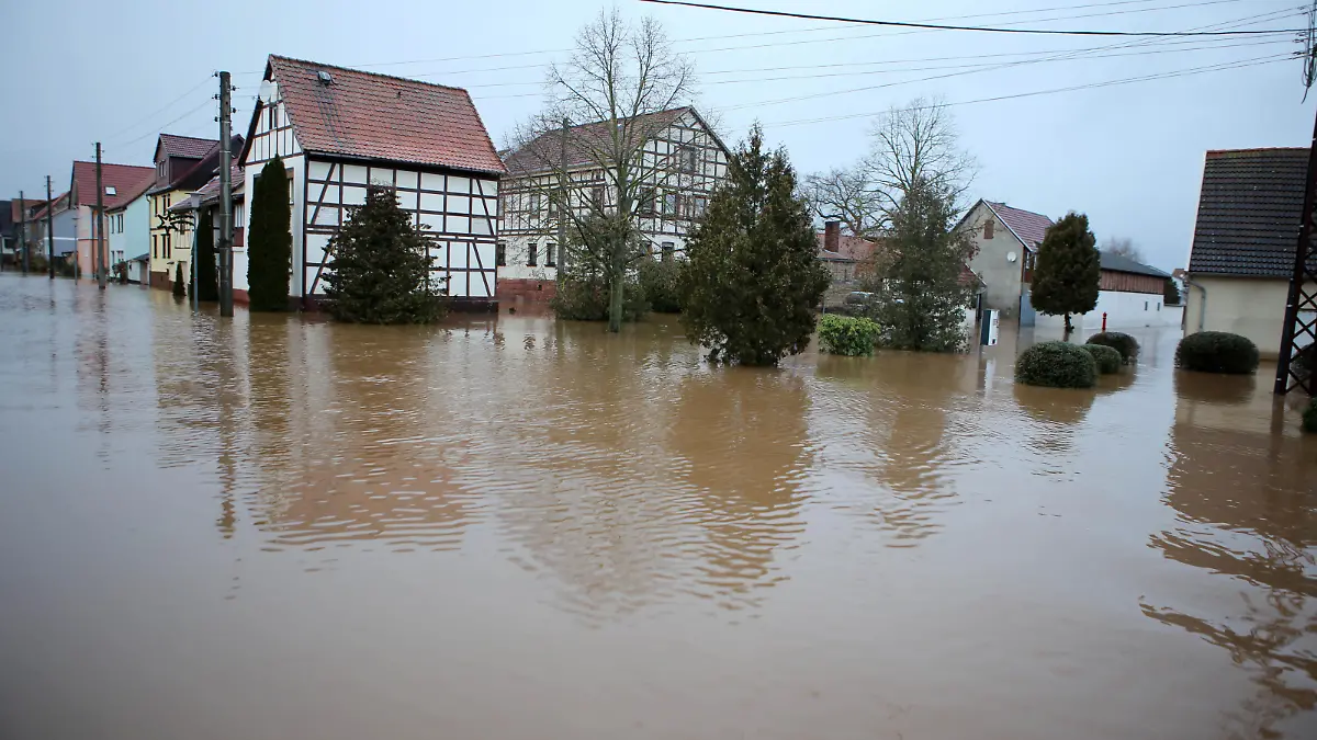 Blick in den überfluteten Ortskern von Windehausen. Die Hochwasserlage bleibt in Nordthüringen weiter angespannt. Der Ort Windehausen im Kreis Nordhausen ist vom Wasser eingeschlossen und sollte ab Montagmittag komplett evakuiert werde.