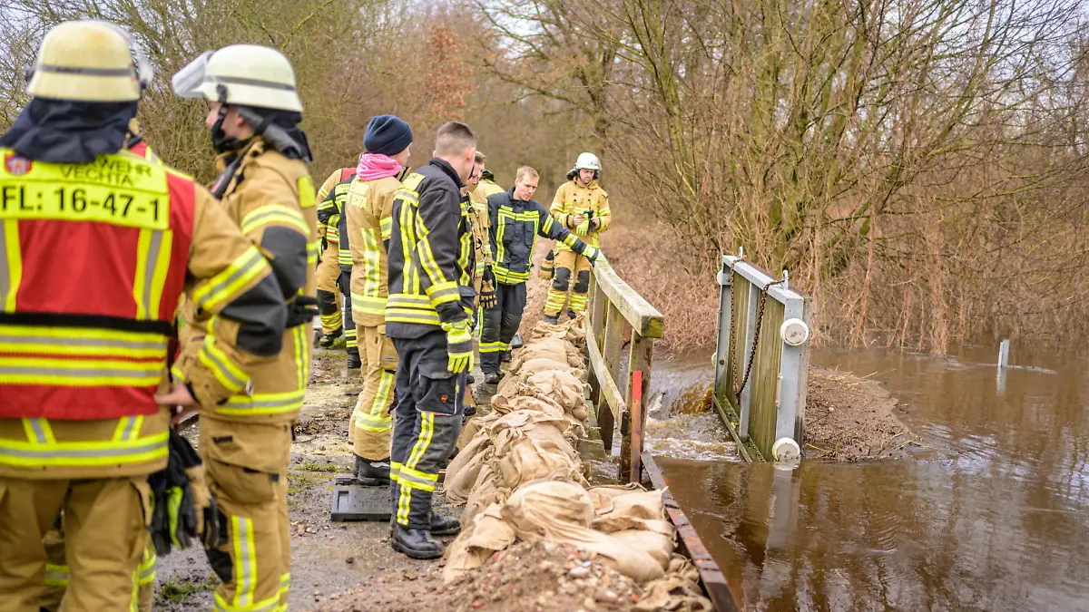 Hochwasser Vechta 2024 / 25.12.2023, Telbrake, Vechta, Hochwasser Vechta - Hochwasser Vechta - Helms Damm Vechta Telbrake - Feuerwehr sichert den Damm mit Sandsäcken - Helms Damm Vechta Moor Telbrake *** Flood Vechta 2024 25 12 2023, Telbrake, Vechta, Flood Vechta Flood Vechta Helms Damm Vechta Telbrake Fire brigade secures the dam with sandbags Helms Damm Vechta Moor Telbrake nordphoto GmbHxKokenge nph00001
