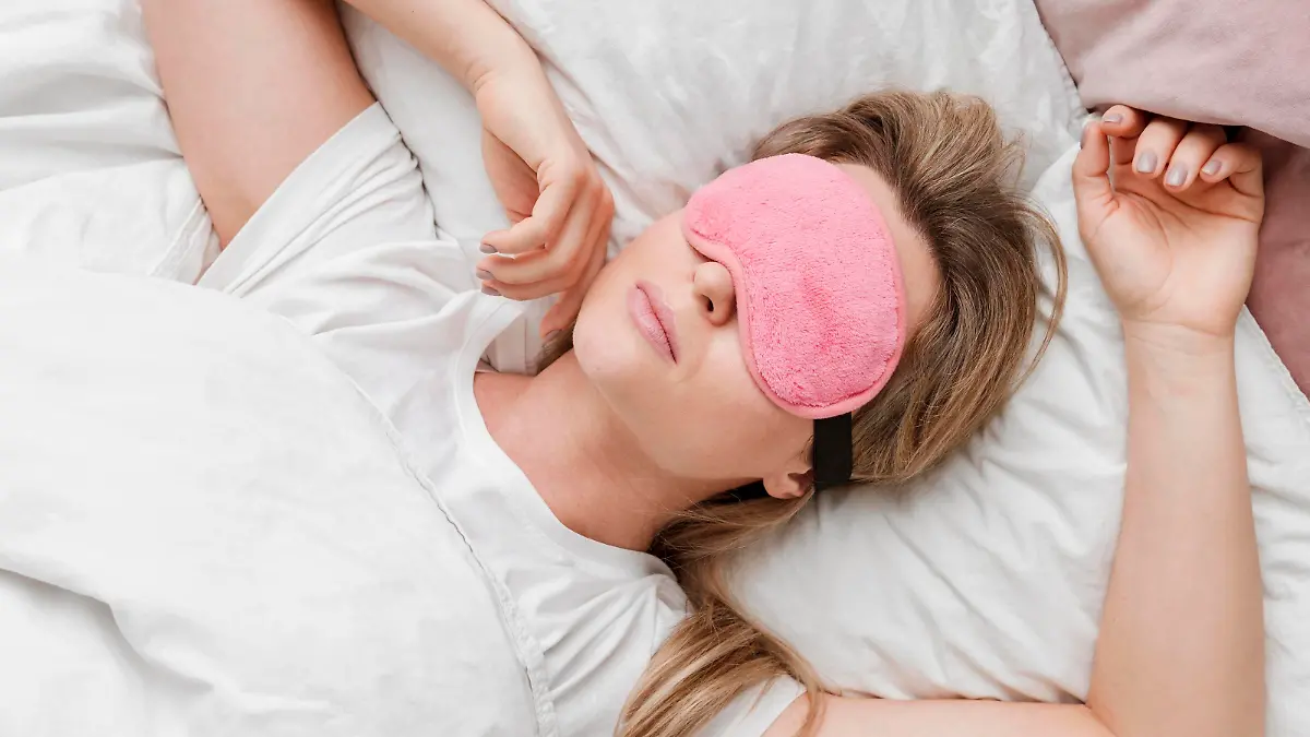 Frau trägt Schlafmaske ihre Augen von oben gesehen *** Woman carries Sleeping mask their Eyes from above seen Copyright: imageBROKER/OleksandrxLatkun iblole09802399.jpg ,model released, Symbolfoto ,property released Bitte beachten Sie die gesetzlichen Bestimmungen des deutschen Urheberrechtes hinsichtlich der Namensnennung des Fotografen im direkten Umfeld der Veröffentlichung