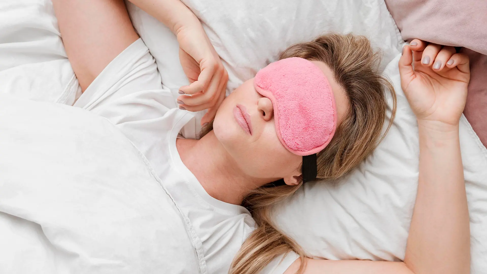 Frau trägt Schlafmaske ihre Augen von oben gesehen *** Woman carries Sleeping mask their Eyes from above seen Copyright: imageBROKER/OleksandrxLatkun iblole09802399.jpg ,model released, Symbolfoto ,property released Bitte beachten Sie die gesetzlichen Bestimmungen des deutschen Urheberrechtes hinsichtlich der Namensnennung des Fotografen im direkten Umfeld der Veröffentlichung