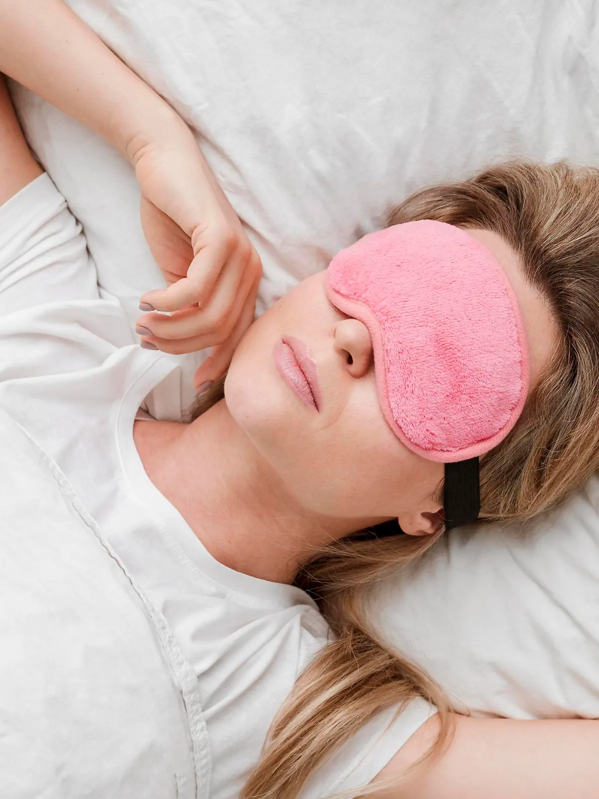 Frau trägt Schlafmaske ihre Augen von oben gesehen *** Woman carries Sleeping mask their Eyes from above seen Copyright: imageBROKER/OleksandrxLatkun iblole09802399.jpg ,model released, Symbolfoto ,property released Bitte beachten Sie die gesetzlichen Bestimmungen des deutschen Urheberrechtes hinsichtlich der Namensnennung des Fotografen im direkten Umfeld der Veröffentlichung