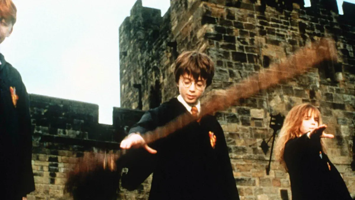 In dieser Szene des Trailers zum Film "Harry Potter und der Stein der Weisen" ist zu sehen, wie Harry Potter (Daniel Radcliffe, M) und Hermine Granger (Emma Watson, r) bei einer Prüfung in der Hogwarts-Schule mit ihren Zauberbesen etwas herbeizaubern müssen (Foto veröffentlicht am 26.6.2001). Der Trailer zu dem von Harry Potter-Fans lang erwarteten Film wird demnächst in Großbritannien zu sehen sein. Der fertige Streifen soll am 16. November in die britischen Kinos kommen, am 22.11. in die deutschen. In dem Film werden die Abenteuer des Zauberlehrlings Harry Potter auf der Zauberschule Hogwarts erzählt.