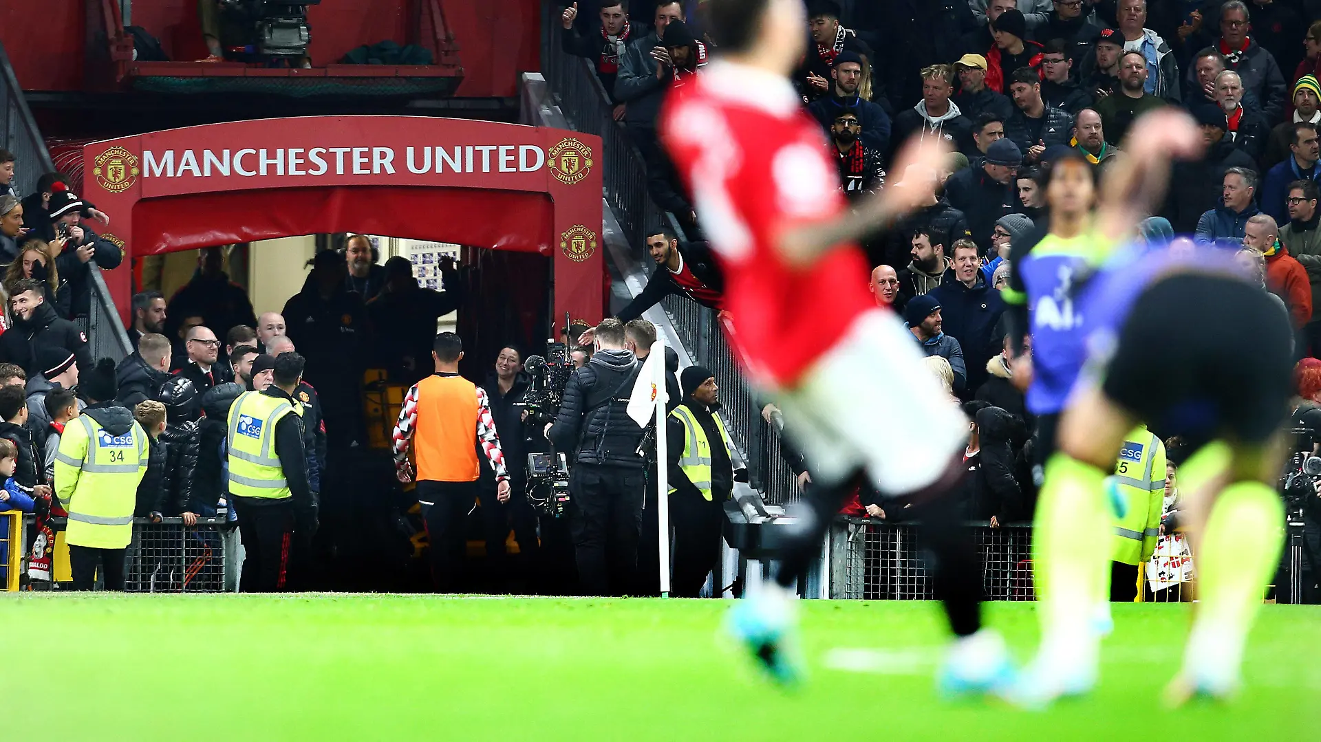 Mandatory Credit: Photo by Matt West/Shutterstock 13477661av Cristiano Ronaldo of Manchester United, ManU walks to the tunnel to leave before at the end of the game Manchester United v Tottenham Hotspur, Premier League, Football, Old Trafford, Manchester, UK - 19 Oct 2022 EDITORIAL USE ONLY No use with unauthorised audio, video, data, fixture lists, club/league logos or live services. Online in-match use limited to 120 images, no video emulation. No use in betting, games or single club/league/player publications. Manchester United v Tottenham Hotspur, Premier League, Football, Old Trafford, Manchester, UK - 19 Oct 2022 EDITORIAL USE ONLY No use with unauthorised audio, video, data, fixture lists, club/league logos or live services. Online in-match use limited to 120 images, no video emulation. No use in betting, games or single club/league/player publications. PUBLICATIONxINxGERxSUIxAUTXHUNxGRExMLTxCYPxROMxBULxUAExKSAxONLY Copyright: xMattxWest/Shutterstockx 13477661av 